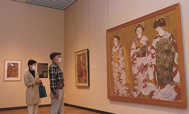 舞妓を描いた日本画を鑑賞する来場者＝浜田市三隅町古市場、石正美術館