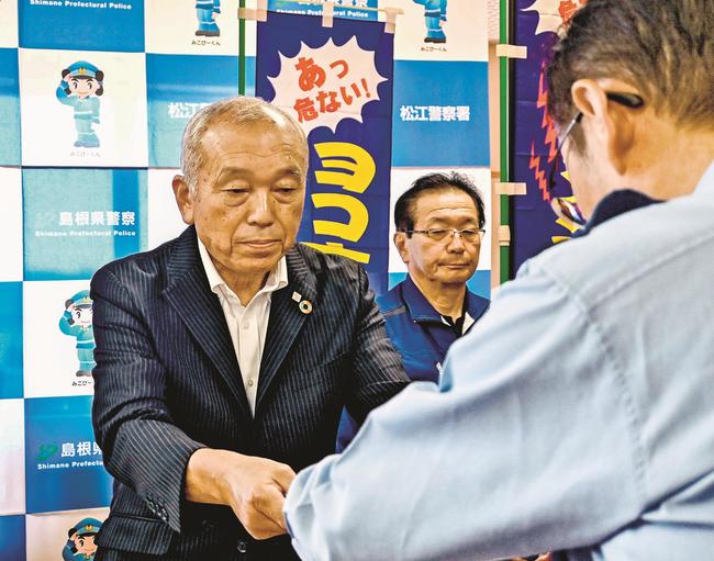 飲酒運転根絶の署名簿を提出する佐藤尚士社長(左)=松江市袖師町、松江署