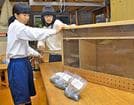製鉄に用いた差しふいごを操作する加納菜摘さん（左）と野中風花さん＝大東中学校
