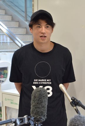 チャンピオンシップ準決勝に向けて意気込みを語る島根スサノオマジックの安藤誓哉＝出雲市斐川町沖洲、出雲空港