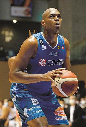 【第２６戦・島根－名古屋Ｄ】第４クオーター、島根のウィリアムス・ニカがフリースローを狙う＝松江市総合体育館