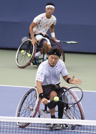 車いすの部男子ダブルス準決勝でプレーする小田凱人（奥）、三木拓也組＝ニューヨーク（共同）