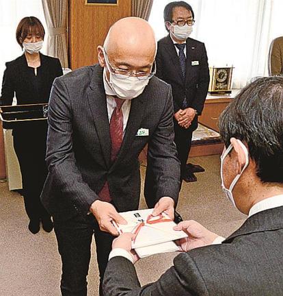 池田宏本部長（右）に目録を手渡す壷倉真司取締役＝松江市殿町、県警本部