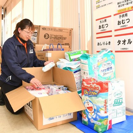集まった支援物資を整理する藤原紘子駅長＝島根県奥出雲町八川、道の駅・奥出雲おろちループ
