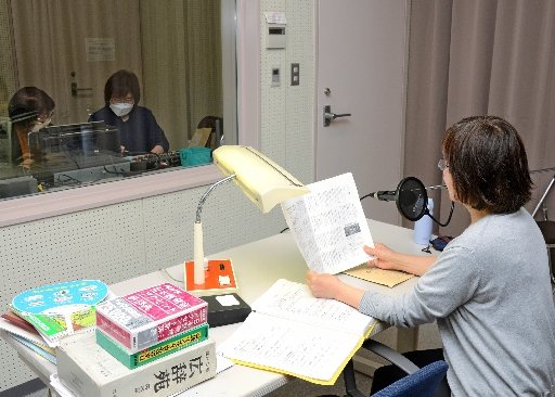 「広報よなご」の音源を制作するメンバー=米子市錦町1丁目、市福祉保健総合センターふれあいの里