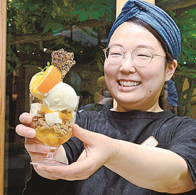 新作パフェを紹介する森山淑美さん＝大田市大森町、石見銀山群言堂本店