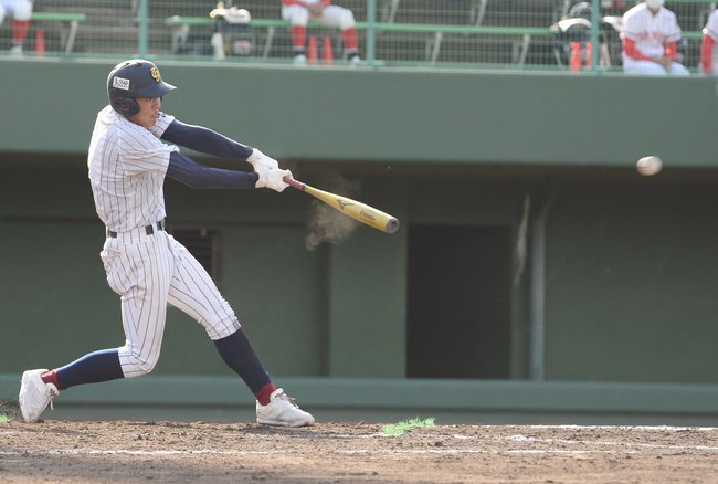 【準々決勝・鳥取城北｜おかやま山陽】４回裏鳥取城北２死二塁、新庄空が左前適時打を放ち１ー０と先制する‖広島県尾道市、しまなみ球場
