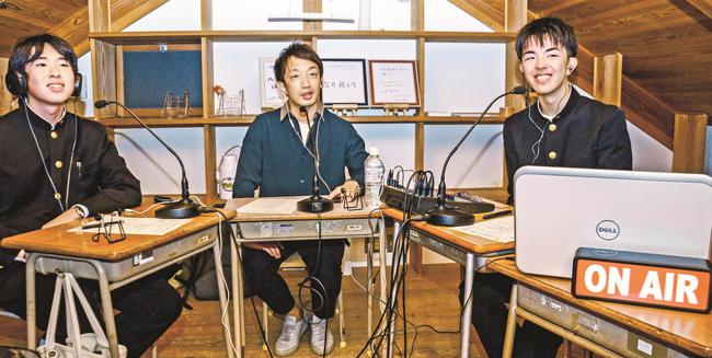 卒業生の鮄川宏樹さん（中央）をゲストに収録に臨む吉川郁哉さん（左）と布野伶さん＝出雲市内