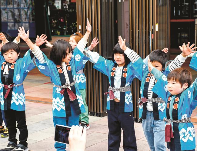 ダンスを披露する安来保育所の園児たち＝安来市中海町、道の駅あらエッサ