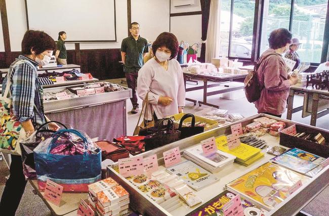 受刑者の作業製品を見る来場者＝島根県邑南町阿須那、阿須那公民館