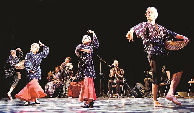 安来節の衣装でフラメンコを踊る永田健さん（右）ら出演者＝松江市八雲町平原、しいの実シアター（高嶋敏展さん提供）