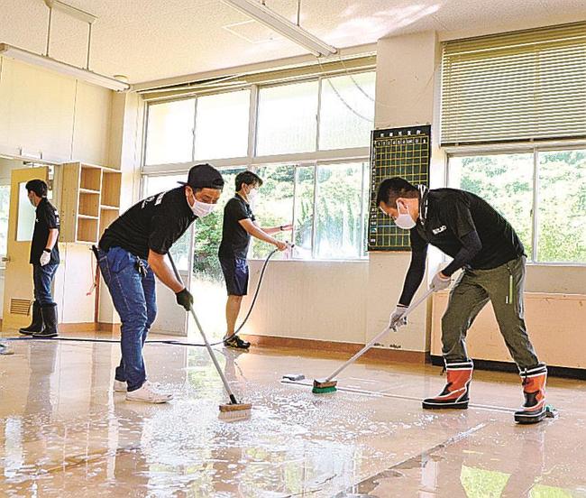 校舎内を掃除する松江青年会議所の会員＝松江市島根町野波、旧野波小学校