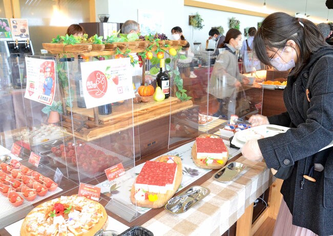 色鮮やかなイチゴ料理を楽しむ来場者=松江市玉湯町湯町、玉造国際ホテル