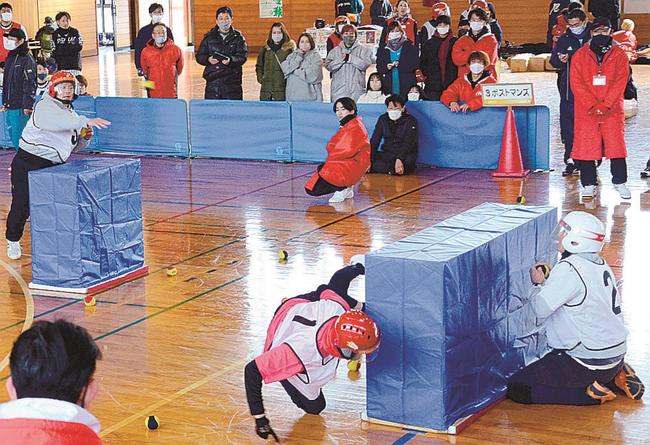 障害物越しに攻防する参加者＝浜田市旭町今市、市民体育館