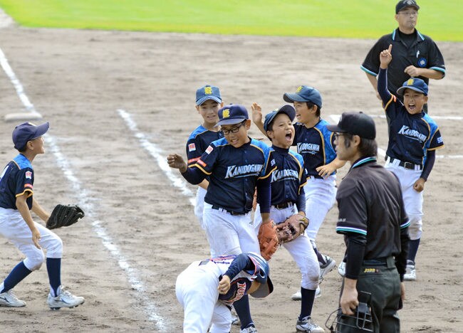 優勝を決め、喜ぶ神戸川の選手たち＝安来市吉岡町、安来運動公園野球場
