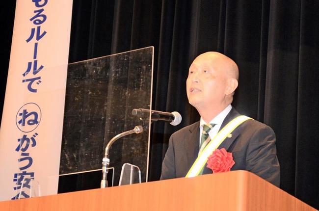 「高齢者の交通安全力の向上に向けて」と題して話す犬山正博さん＝１１日、松江市殿町の島根県民会館
