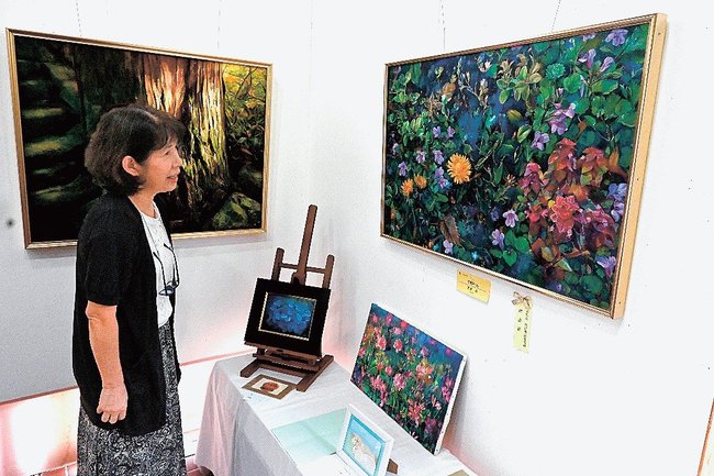 市長賞を受賞した「雪解の光」を見るスタッフ＝松江市玉湯町玉造、出雲玉作資料館