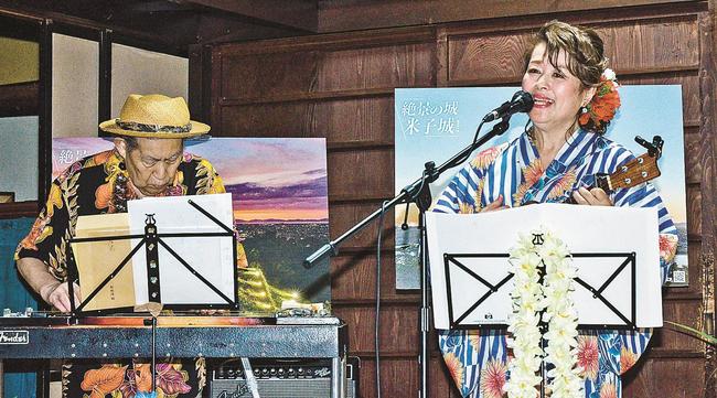 米子城あげそげソングを披露する船越清輔代表（左）とＡｃｃｏさん＝米子市内