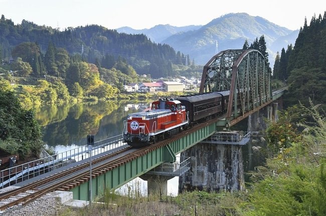 11年ぶりにJR只見線が全線再開し、復旧した鉄橋を渡る記念列車「再会、只見線号」=2022年10月1日、福島県金山町