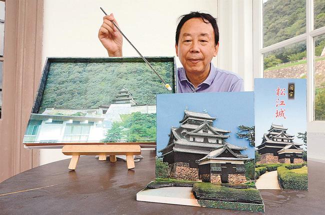 初公開となる松江城のペーパークラフトを紹介する神谷佳友さん。左は鳥取城＝鳥取市東町２丁目、仁風閣