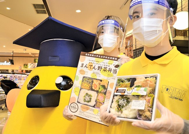 弁当を売り込む鳥取短期大の学生＝倉吉市伊木、マルイ上井店