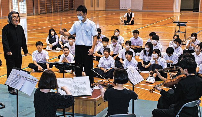 オーケストラの指揮を体験する生徒＝雲南市掛合町掛合、掛合中学校