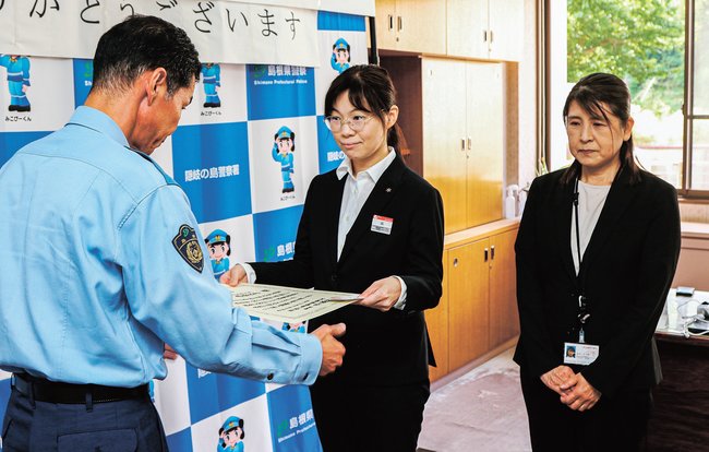 平塚信一署長（左）から感謝状を受け取る森麻衣子さん（中央）と黒沢さつきさん（右）＝島根県隠岐の島町西町、隠岐の島署
