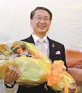 （８）５選を確実にし、花束を手にして喜ぶ平井伸治氏＝４月９日、鳥取市内