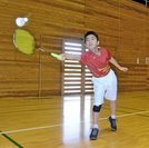 懸命にシャトルに食らいつく加本逸真君＝出雲市上塩冶町、上塩冶スポーツセンター