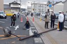折れた照明灯の支柱＝８日午前８時３０分ごろ、出雲市大津町（出雲市道路河川維持課提供）