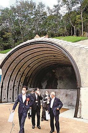 安全祈願祭終了後、現場を見学する関係者＝出雲市斐川町阿宮