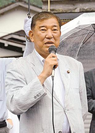 自民党現職の支持を訴える石破茂氏＝鳥取県智頭町芦津