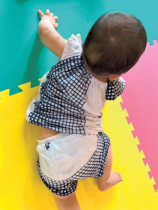 「母ちゃん手作り、手ぬぐいベビー服！」（読者提供）