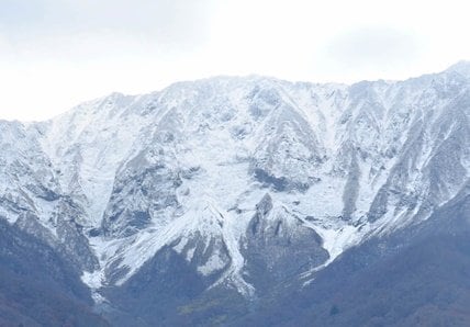 雪に覆われた中国地方最高峰の大山（資料）