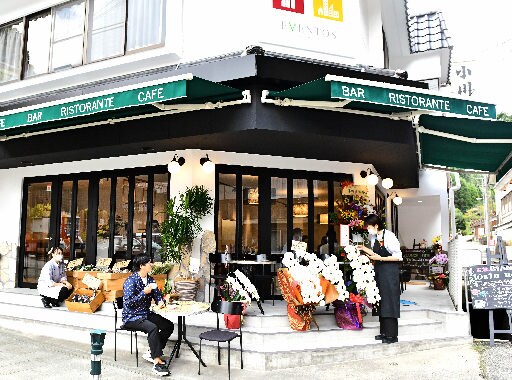 有福温泉中心部にオープンしたイタリアンレストラン「有福ＢＩＡＮＣＯ」＝江津市有福温泉町