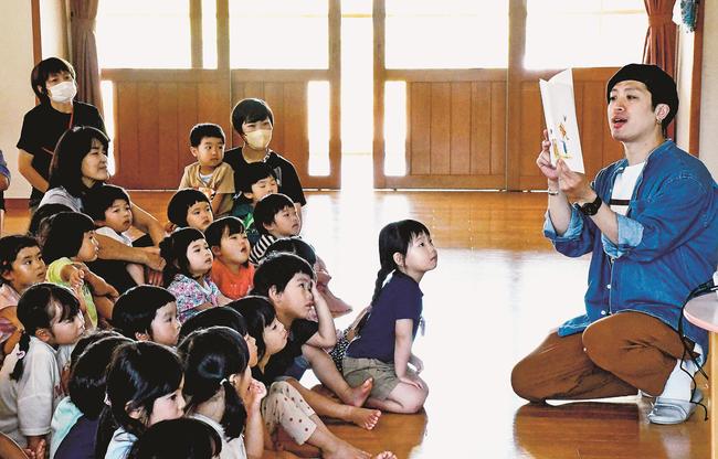 園児に紙芝居の読み聞かせをするＰｏｒｉさん（右）＝松江市宍道町宍道、しんじ幼保園