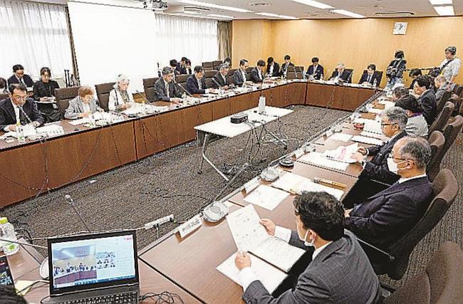 政府の認知症施策推進関係者会議。認知症の高齢者数の推計が示された＝８日、東京都千代田区
