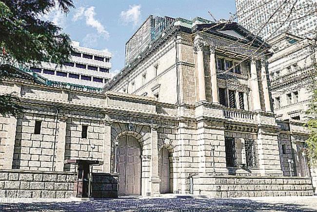 大規模な金融緩和を続けている日銀の本店