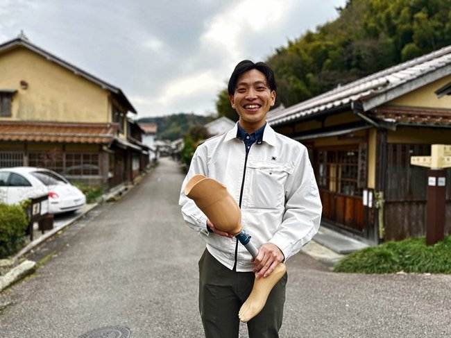 中村ブレイスを取り上げたＢＳ１２のスペシャル番組「♯つなぐひと　～わたし、義肢装具士になりました～」の一場面＝大田市大森町（提供）