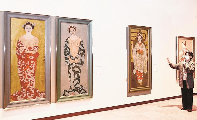 石本正氏の作品を解説する横山由美子主任学芸員＝浜田市三隅町古市場、石正美術館