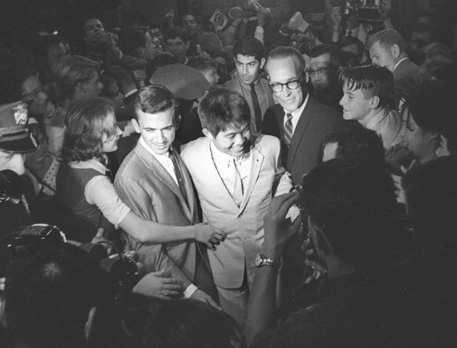 １９６３年８月、米ロサンゼルスの空港で熱狂的な歓迎を受ける坂本九さん（共同）