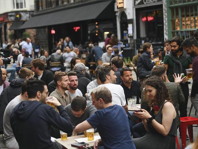 ジョン・スノウが徹底的な調査を行い、コレラの感染源を突き止めたロンドン・ソーホー地区のパブに集まる人々＝２０２０年７月（資料）