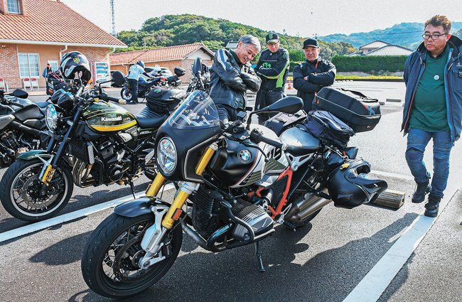 オートバイ神社の１周年祭に集まり、交流するライダーたち＝出雲市多伎町多岐
