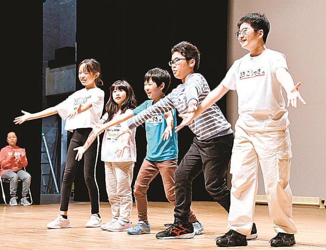 「あいと地球と競売人」のオーディションでダンスを披露する子ども役の応募者＝松江市美保関町七類、メテオプラザ