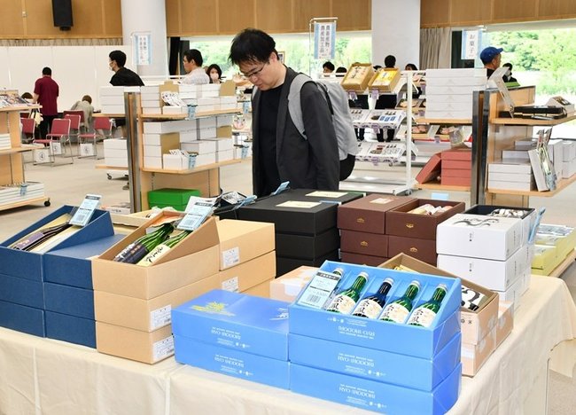 中元用に島根県産品を品定めする来場者＝松江市学園南１丁目、くにびきメッセ