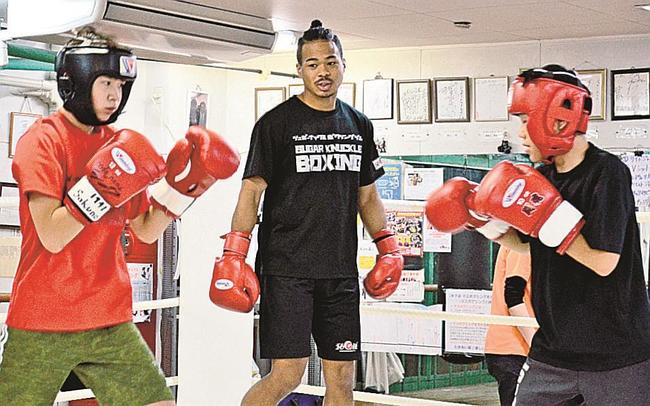 実戦練習で指導する岡沢セオン選手（中央）＝米子市久米町、シュガーナックルボクシングジム米子店