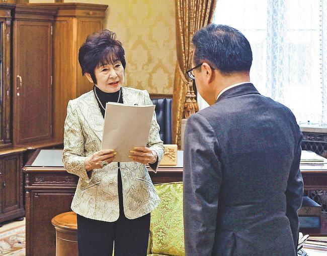 参議院改革協議会の世耕弘成座長（右）から報告書を受け取る山東昭子議長。選挙制度改革に向けた具体策は盛り込まれなかった＝東京・永田町、参議院
