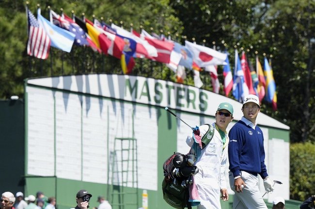 マスターズゴルフに備え、調整する松山英樹選手（右）＝８日、オーガスタ・ナショナルＧＣ（共同）