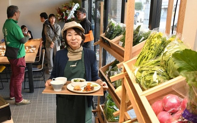 「八百屋カフェ」をオープンした岡田さつきさん＝松江市白潟本町、しらかたＢＡＳＥ