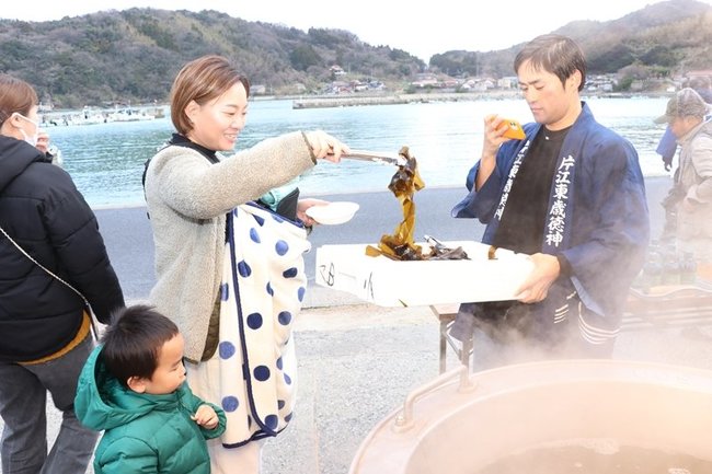 ワカメのしゃぶしゃぶを楽しむ来場客＝松江市美保関町片江、片江漁港